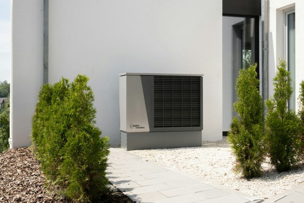a air conditioner sitting on the side of a building